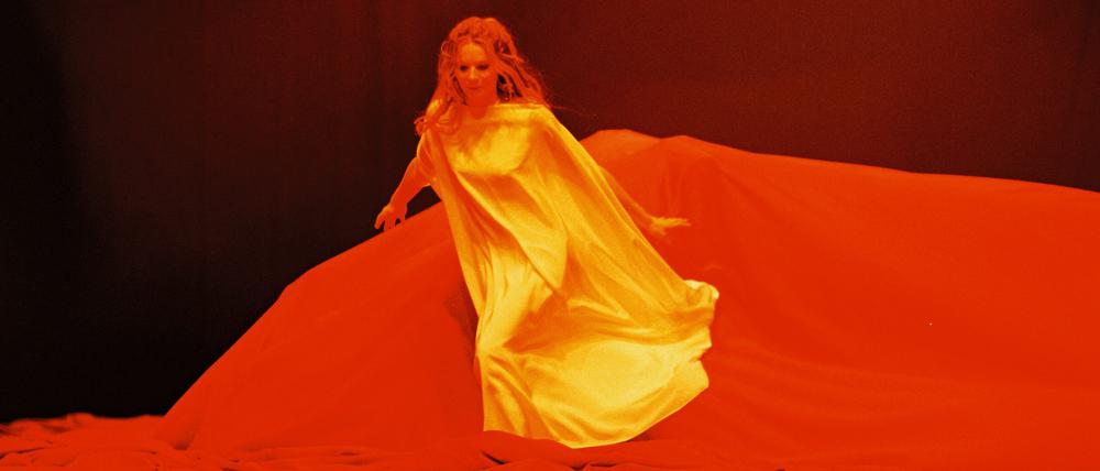Lilith Stangenberg als babylonische Herrscherin. Foto: Apollonia T. Bitzan/Volksbühne
