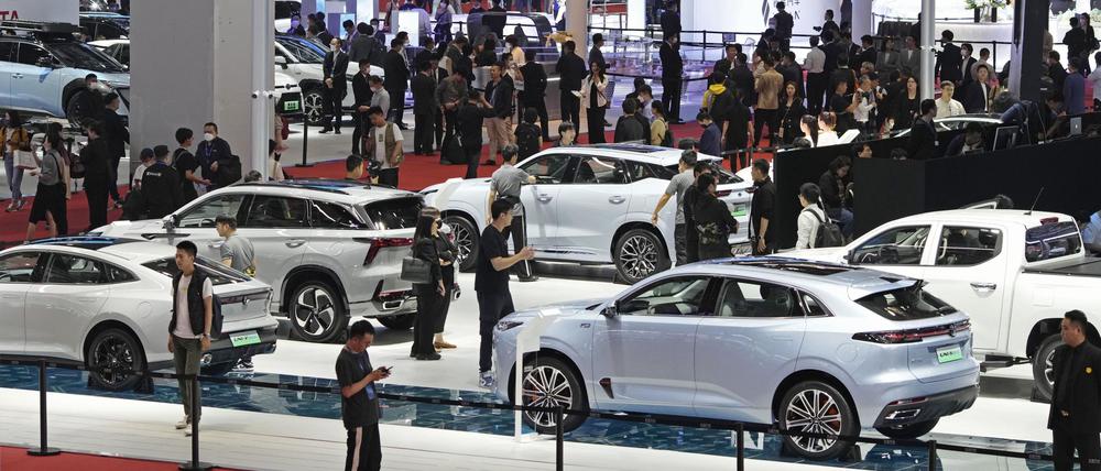 China ist der größte Automarkt der Welt, deshalb gilt die internationale Automesse als besonders wichtig für die Branche. In der Volksrepublik steigt der Absatz von Elektroautos stark. E-Autos haben bereits einen Marktanteil von rund 25 Prozent.