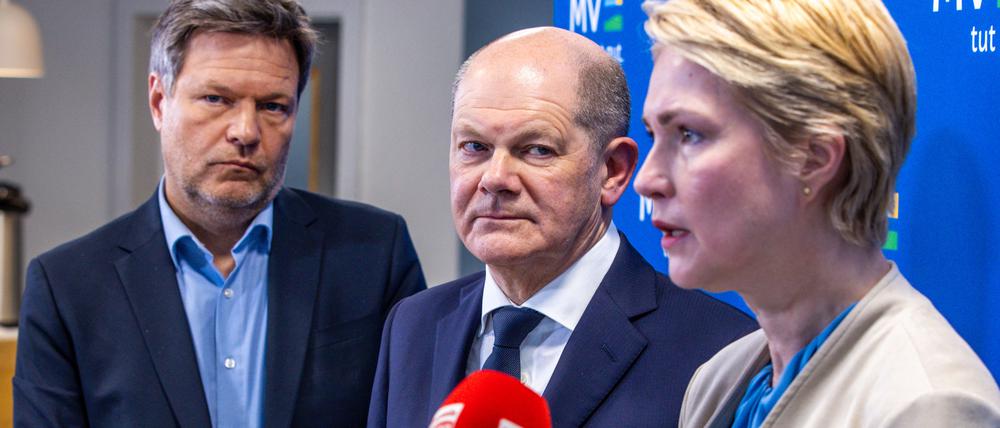 Bundeskanzler Olaf Scholz (M, SPD), Robert Habeck (l, Bündnis 90/Die Grünen), Bundesminister für Wirtschaft und Klimaschutz, und Manuela Schwesig (SPD), die Ministerpräsidentin von Mecklenburg-Vorpommern, informieren Medienvertreter über das geplante Flüssigas-Terminal am Standort Rügen - hier in BInz im April 2023.