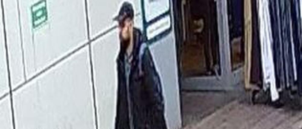 Das Bild zeigt den Mann, der in einem Duisburger Fitnessstudio mehrere Menschen mit einem Messer angegriffen haben soll.