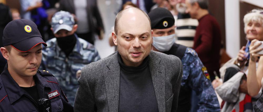 Der russische Kreml-Kritiker Wladimir Kara-Mursa ist in ein Gefängniskrankenhaus verlegt worden. Seinen Anwälten wurde der Zugang verwehrt.