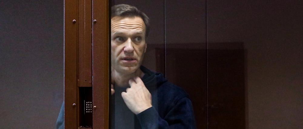 Der Kreml-Kritiker Alexej Nawalny erscheint 2021 zu einer Anhörung in einem Moskauer Bezirksgericht (Archivbild). 