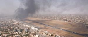 Rauch über einer Stadt im Sudan.