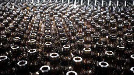 Leere Bierflaschen stehen in der Flaschenreinigungsanlage in der Produktionsstätte der Holsten-Brauerei im Hamburger Stadtteil Hausbruch. 