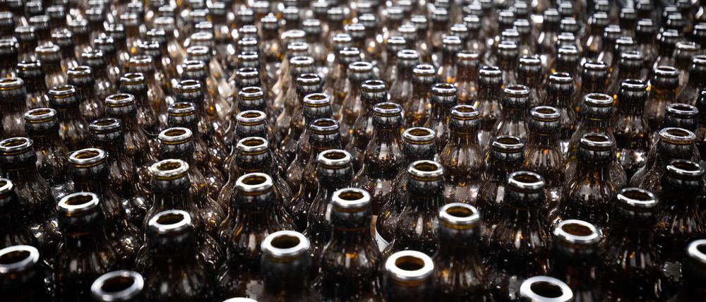 Leere Bierflaschen stehen in der Flaschenreinigungsanlage in der Produktionsstätte der Holsten-Brauerei im Hamburger Stadtteil Hausbruch. 