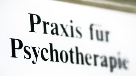 ARCHIV - 24.11.2009, Stendal: Ein Schild einer Praxis für Psychotherapie in Stendal. Foto: Jens Wolf/zb/dpa +++ dpa-Bildfunk +++