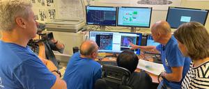 Die Forscher sichten das Schiff „Montevideo Maru“.