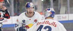 Drin! Benjamin Smith (links) vom EHC München jubelt nach seinem Tor zum 1:0.