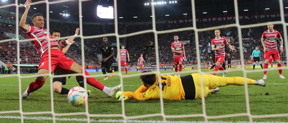 Stuttgart gleicht aus. Augsburgs Torwart Tomas Koubek (in gelb) ist geschlagen.
