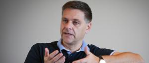 ARCHIV - 28.10.2022, Berlin: Oliver Ruhnert, Geschäftsführer Profifußball und Leiter der Lizenzspielerabteilung des 1. FC Union Berlin, spricht während eines Interviews mit der dpa. Der Manager bezeichnet eine mögliche Teilnahme an der Champions League als modernes Märchen. (zu dpa: «Modernes Märchen Champions League: «Surrealer Schritt» für Union») Foto: Soeren Stache/dpa +++ dpa-Bildfunk +++