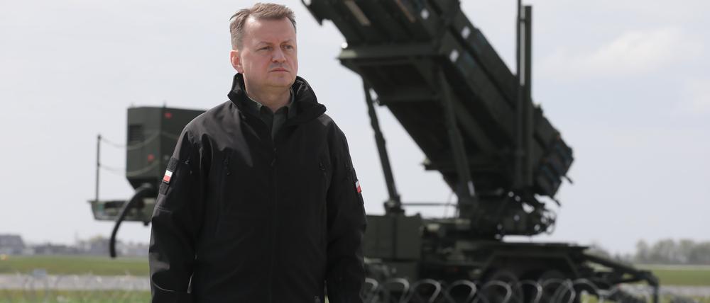 Mariusz Blaszczak, Verteidigungsminister von Polen, nimmt an einer Pressekonferenz auf dem Flughafen Warschau-Radom teil. Thema der Konferenz war die Ausbildung im Bereich der Luft- und Raketenabwehr unter dem Einsatz der bodengestützten Flugabwehrraketen-Systeme vom Typ «Patriot» sowie der Flugabwehrsysteme der Typen «Mala Narew» und «Pilica».