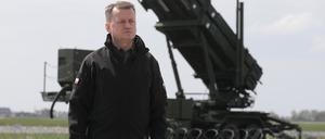Mariusz Blaszczak, Verteidigungsminister von Polen, nimmt an einer Pressekonferenz auf dem Flughafen Warschau-Radom teil. Thema der Konferenz war die Ausbildung im Bereich der Luft- und Raketenabwehr unter dem Einsatz der bodengestützten Flugabwehrraketen-Systeme vom Typ «Patriot» sowie der Flugabwehrsysteme der Typen «Mala Narew» und «Pilica». 