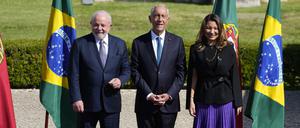 Marcelo Rebelo de Sousa (M), Präsident von Portugal, steht neben Luiz Inacio Lula da Silva (l), Präsident von Brasilien, und seiner Frau Rosangela da Silva während der Begrüßungszeremonie vor dem Jeronimos-Kloster aus dem 16. Jahrhundert.