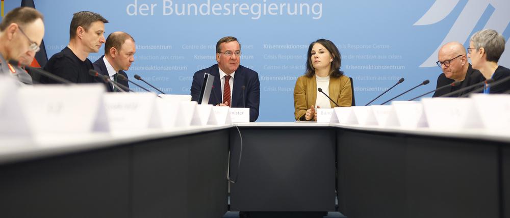 Außenministerin Annalena Baerbock (Grüne) und Verteidigungsminister Boris Pistorius (SPD) haben am Samstag ein Treffen des Krisenstabs der Bundesregierung geleitet.