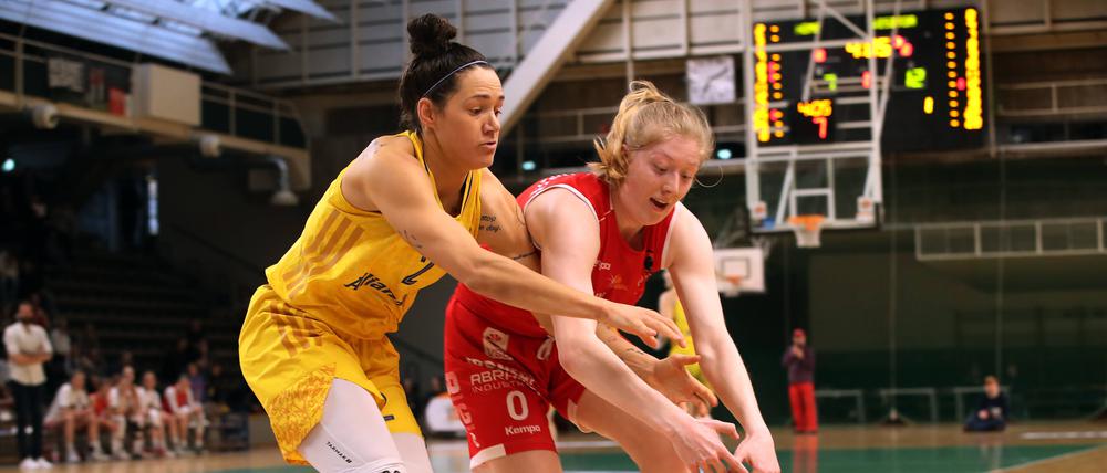 Stefanie Grigoleit (l.) will mit ihren Alba-Kolleginnen die Saison in Osnabrück gut beenden.