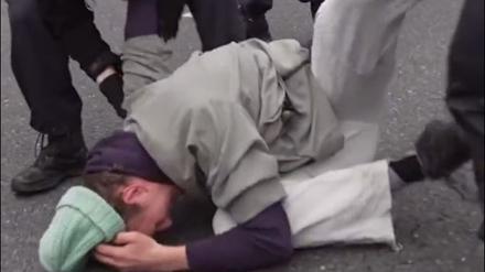 Der umstrittene Polizeieinsatz in Berlin (Screenshot).