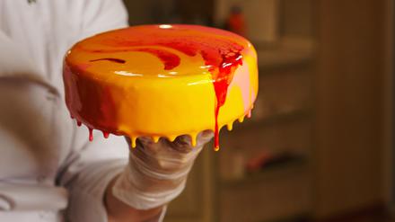 Eine Joghurtmoussetorte mit Glasur. Das Konditorhandwerk ist ein bedeutender Wirtschaftsfaktor im Mittelstand.
