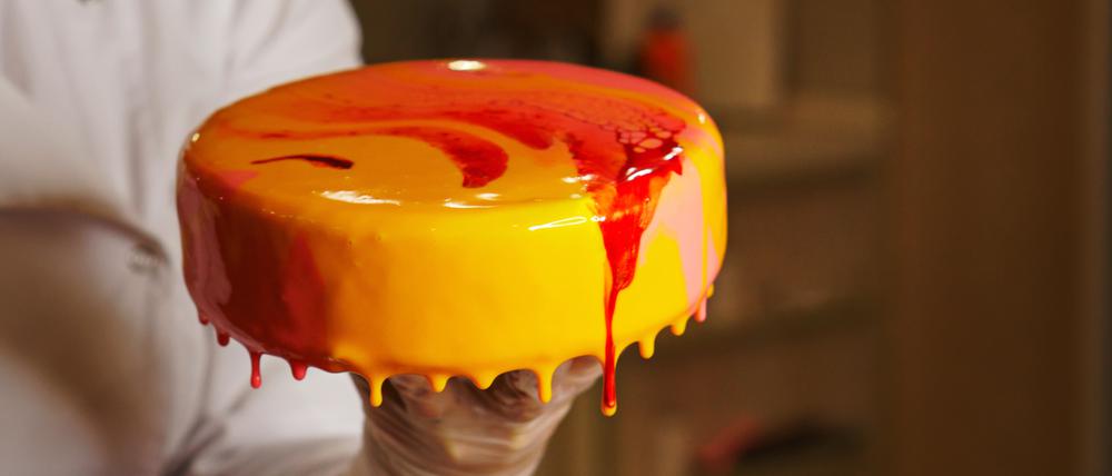 Eine Joghurtmoussetorte mit Glasur. Das Konditorhandwerk ist ein bedeutender Wirtschaftsfaktor im Mittelstand.