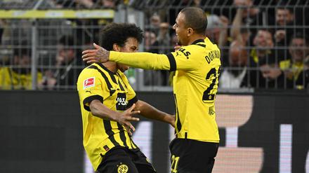 Donyell Malen (R) und Karim Adeyemi feiern den Sieg.