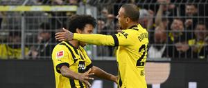 Donyell Malen (R) und Karim Adeyemi feiern den Sieg.
