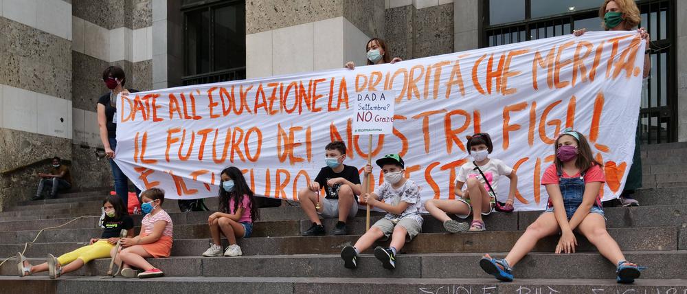 „Gebt der Schule den Vorrang, den sie verdient“, heißt es auf einem Protestplakat in Brescia in der Lombardei 2021