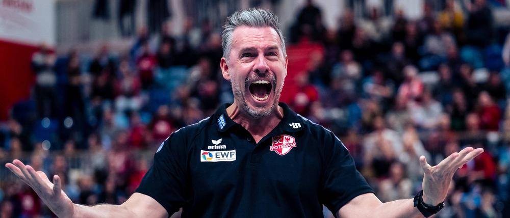Nach dem Sieg gegen Schwerin dürfte sich Trainer Guillermo Hernandez wie hier beim Erreichen des Halbfinales.
