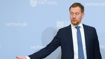 Michael Kretschmer (CDU), Ministerpräsident von Sachsen, gestikuliert vor Beginn einesPressestatements.