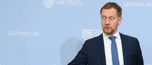 Michael Kretschmer (CDU), Ministerpräsident von Sachsen, gestikuliert vor Beginn einesPressestatements.