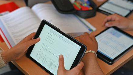 Realschüler einer zehnten Klasse arbeiten in einer Unterrichtsstunde mit Tablets. 