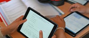 Realschüler einer zehnten Klasse arbeiten in einer Unterrichtsstunde mit Tablets. 