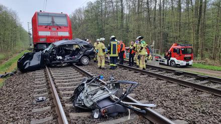Ein Autowrack liegt auf den Gleisen. 