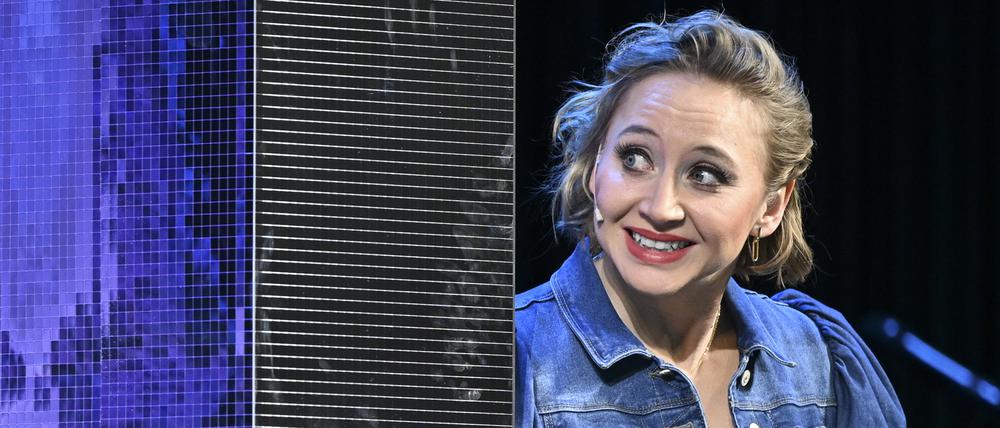 Die Schauspielerin Anna Maria Mühe steht bei einer Fotoprobe zur Theaterinszenierung "Stolz und Vorurteil *oder so" der Komödie am Kurfürstendamm im Theater am Potsdamer Platz auf der Bühne. Premiere des Stücks ist am 23.04.2023. +++ dpa-Bildfunk +++