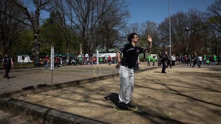 Beim Präzisionssport Boule ist Konzentration und Genauigkeit gefragt. Die Kugel darf nur aus dem Abwurfkreis geworfen werden.