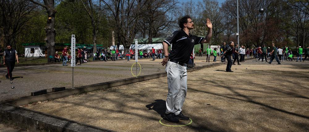 Beim Präzisionssport Boule ist Konzentration und Genauigkeit gefragt. Die Kugel darf nur aus dem Abwurfkreis geworfen werden.