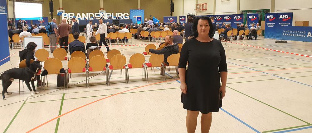 Parteichefin Birgit Bessin auf dem Jüterboger Parteitag