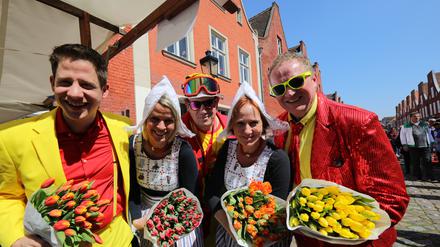 Bei frühsommerlichen Temperaturen und Sonne startete das Tulpenfest im Holländischen Viertel am Samstag.