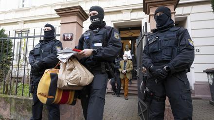 Bei einer Razzia gegen sogenannte «Reichsbürger» führen vermummte Polizisten, nach der Durchsuchung eines Hauses Heinrich XIII Prinz Reuß (hinten, Mitte) zu einem Polizeifahrzeug.