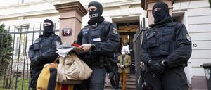 Bei einer Razzia gegen sogenannte «Reichsbürger» führen vermummte Polizisten, nach der Durchsuchung eines Hauses Heinrich XIII Prinz Reuß (hinten, Mitte) zu einem Polizeifahrzeug. 