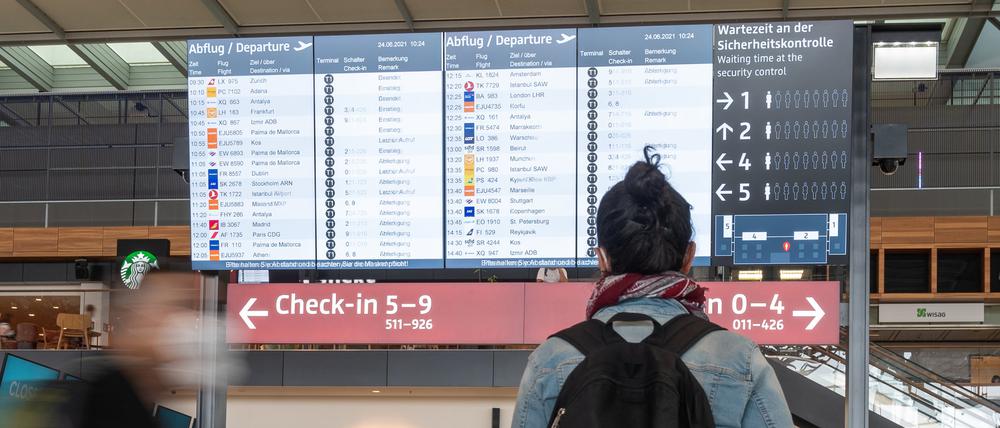 43 Prozent der insgesamt 2021 Befragten können sich vorstellen, weniger zu fliegen.