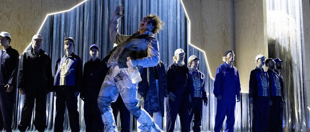 Gut getorkelt ist nur halb gefallen. Sascha Nathan als Puntila mit Chor im Hintergrund.