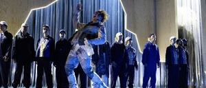 Gut getorkelt ist nur halb gefallen. Sascha Nathan als Puntila mit Chor im Hintergrund.