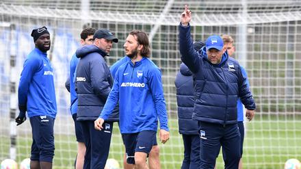 Und raus bist du. Trainer Pal Dardai schickt Ivan Sunjic in die Kabine.