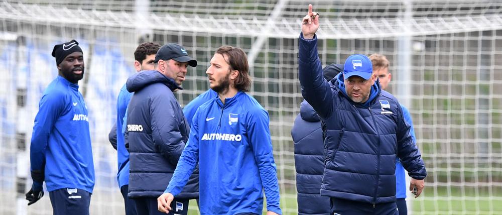 Und raus bist du. Trainer Pal Dardai schickt Ivan Sunjic in die Kabine.