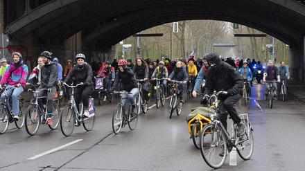 23.04.2023, Berlin: Teilnehmer an einer Fahrraddemonstration gegen den Ausbau der Stadtautobahn A100 fahren am Treptower Park in Richtung Elsenbrücke. Foto: Paul Zinken/dpa +++ dpa-Bildfunk +++