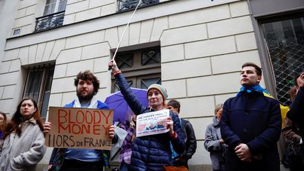 Kreml-Kritiker haben in Paris vor dem mutmaßlichen Wohnhaus der Frau von Russlands Vize-Verteidigungsminister für Sanktionen gegen die Politiker-Gattin demonstriert. 