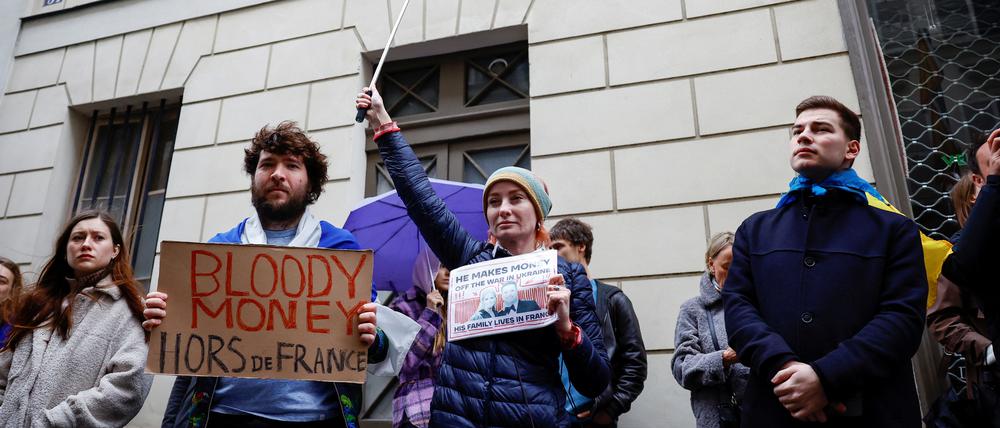 Kreml-Kritiker haben in Paris vor dem mutmaßlichen Wohnhaus der Frau von Russlands Vize-Verteidigungsminister für Sanktionen gegen die Politiker-Gattin demonstriert.