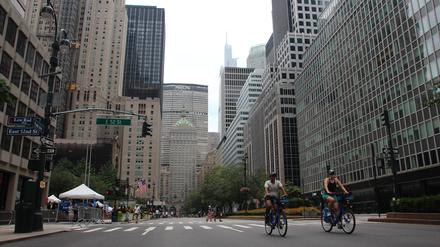 Zwei Radfahrer auf einer für Autos gesperrten Straße in New York City. 