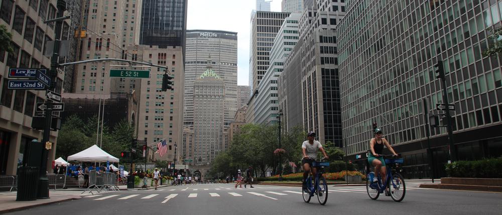 Zwei Radfahrer auf einer für Autos gesperrten Straße in New York City.