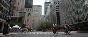 Zwei Radfahrer auf einer für Autos gesperrten Straße in New York City. 
