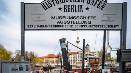 An der Fischerinsel zeugen viele alte Dampfer von der Geschichte der Binnenschifffahrt.